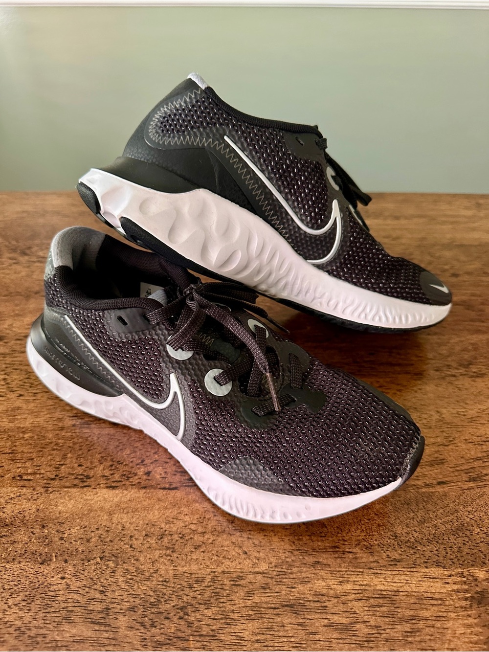 Nike Renew Tennis Shoes, Women’s 8.5 (Black, White, Metallic)